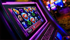 Kontrol taruhan dan tombol spin dalam permainan Reactoonz